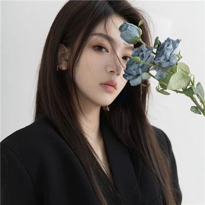 戴流苏耳环的少女